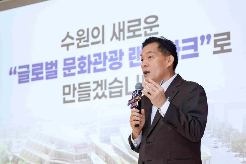 이재준 시장은 영화동 주민들에게 2025년 상반기 도시재생 혁신지구 국가시범지구 공모 선정 결과를 발표하고 있다.