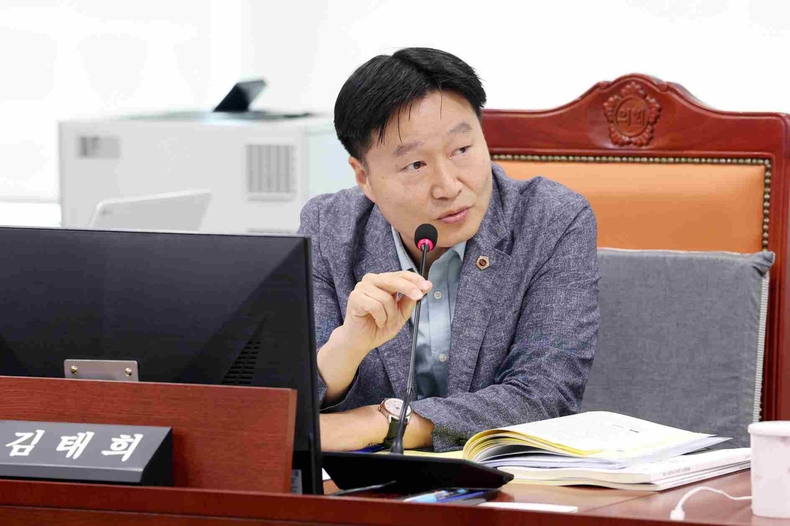태희 경기도의회 도시환경위원회 의원이 경기주택도시공사(GH) 사장 후보자 인사청문회에서 GH의 급증하는 부채 문제와 ESG 경영 혁신 방향을 집중 질의하며 GH의 재정건전성과 사회적 책임 이행을 위한 근본적 대책 마련을 촉구했다.