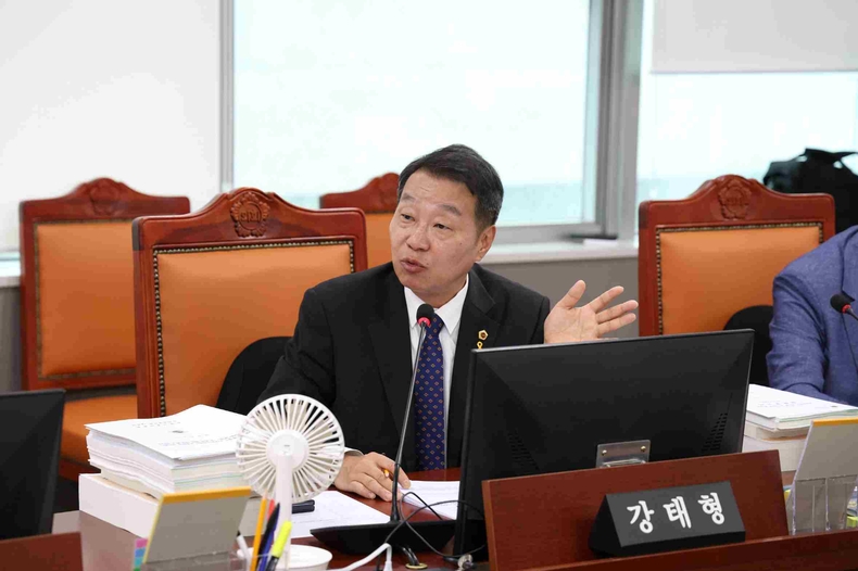 강태형 경기도의회 건설교통위원회 의원이 제386회 임시회 건설교통위원회에서 열린 2025년도 제2회 추가경정예산안 심사 과정에서 교통국 소관 예산의 대규모 감액과 불투명한 집행 구조를 강하게 비판했다.