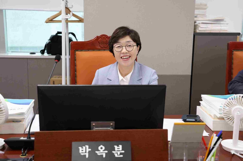 박옥분 경기도의회 건설교통위원회 의원이 제386회 임시회 건설교통위원회에서 열린 2025년도 제2회 추가경정예산안 심사 과정에서 건설국·건설본부 소관 예산과 운영 실태를 지적하며 전반적인 개선을 강하게 요구했다.