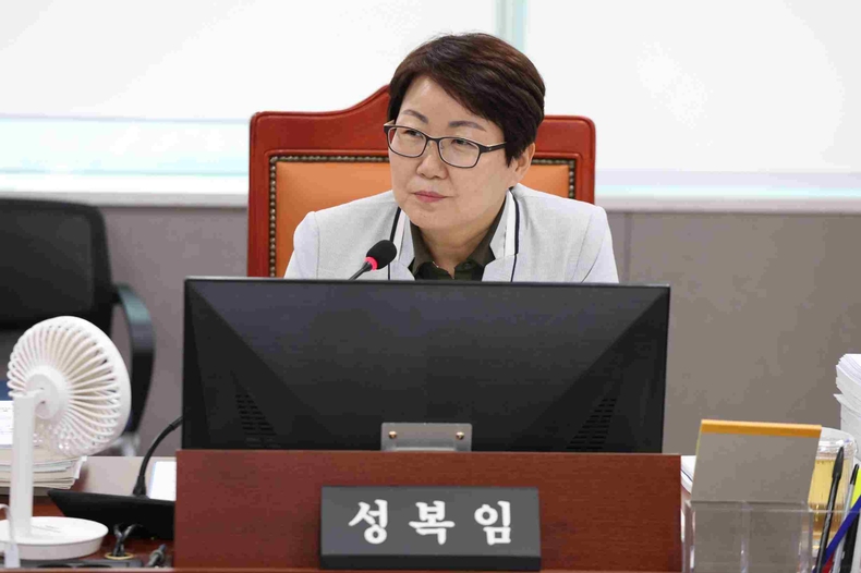 성복임 경기도의회 건설교통위원회 의원이 12일 제386회 임시회 제2회 추가경정예산 심사에서 ‘시흥~수원 고속화도로 민간투자사업’ 추진에 대해 강력한 우려를 표명하며 사업의 전면 중단을 촉구했다.