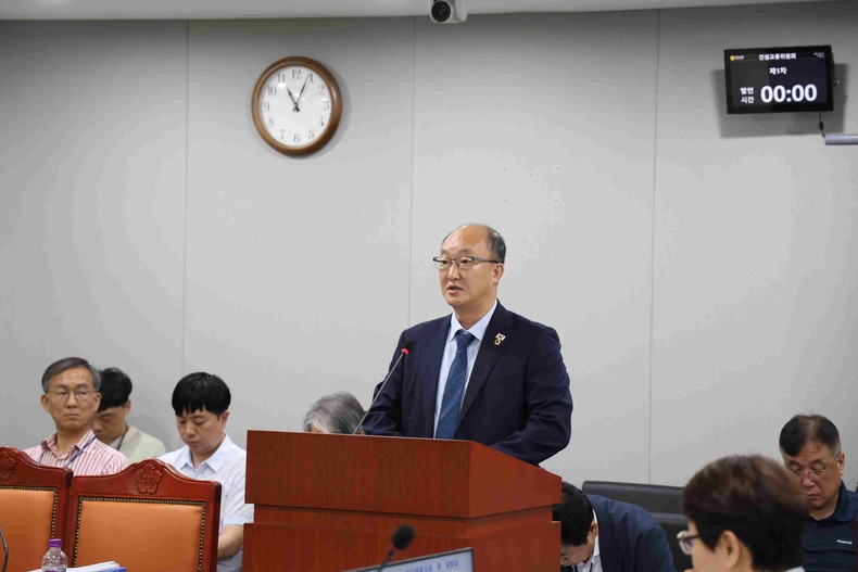 김동영 경기도의회 건설교통위원회 부위원장이 대표로 발의한 ‘건설공사 현장의 소상공인에게도 보호받을 권리를! ‘건설산업기본법’등 관계 법령 개정 촉구 건의안’이 제386회 임시회 건설교통위원회 제1차 회의에서 원안대로 상임위를 통과했다.