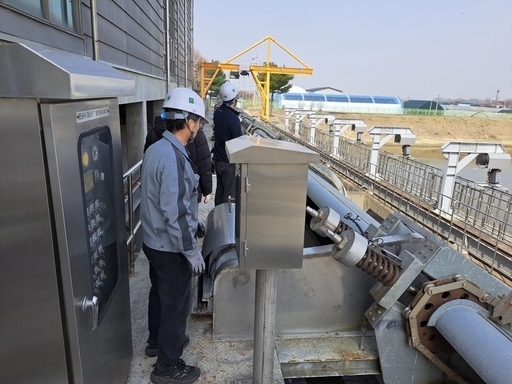 배수펌프장을 확인하고 있는 관계자.