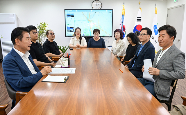 김동근 의정부시장이 시장실에서 대한숙박업중앙회 의정부시지부와 숙박업 활성화 방안 등을 주제로 간담회를 진행했다.