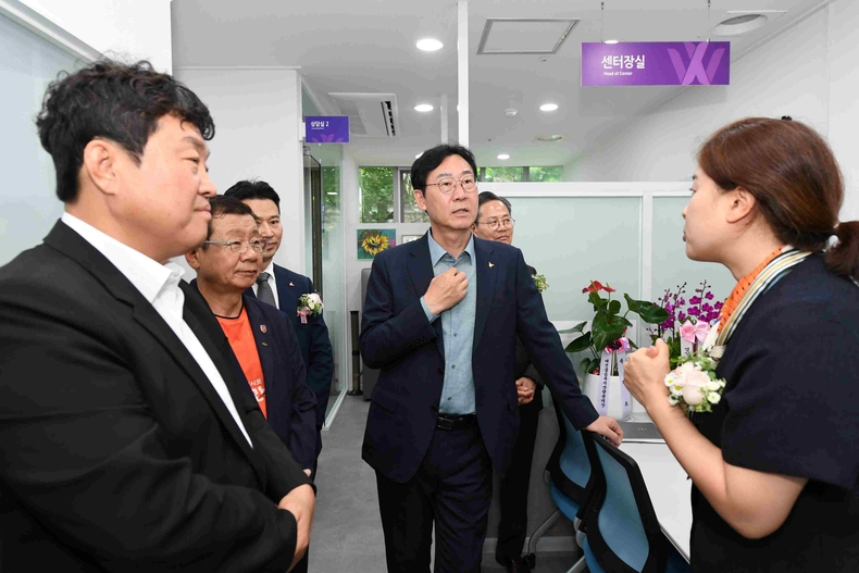 정명근 화성특례시장이 화성시금융복지상담지원센터 관계자와 대화를 나누고 있다.