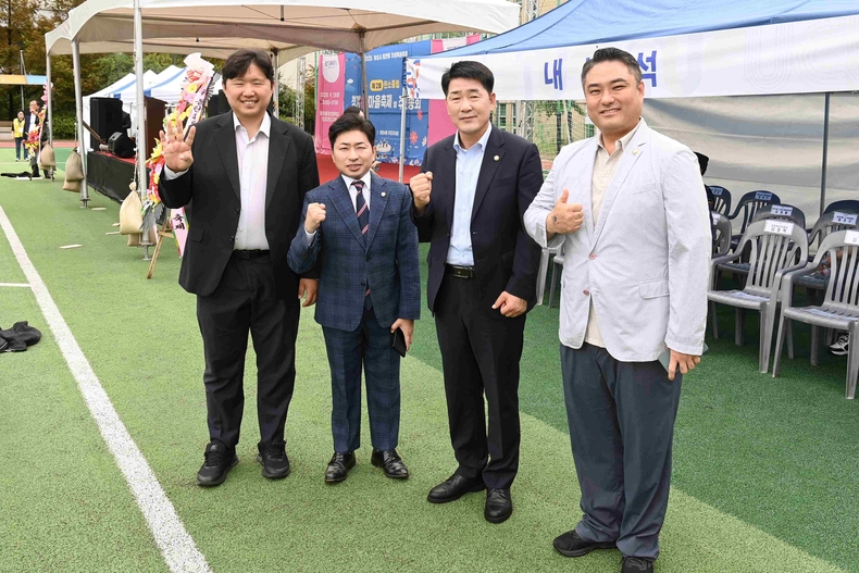 화성특례시의회가 행정복지센터와 주민자치회가 기획하고 주최한 지역 자생특화축제에 참석해 주민들과 함께 마을공동체의 상생 한마당을 축하했다.