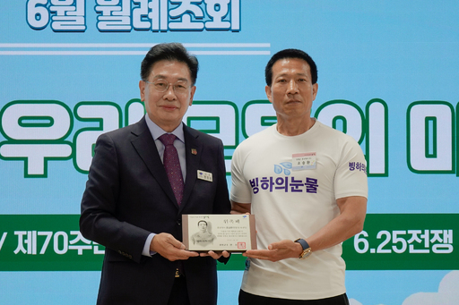 양평군 홍보대사 ‘맨발의 사나이’ 조승환 가 19일 개최되는 ‘2025 한국친환경농업인 전국 대회’ 개막식에서 ‘맨발로 얼음 위에 오래 서 있기’ 세계 신기록에 도전한다.