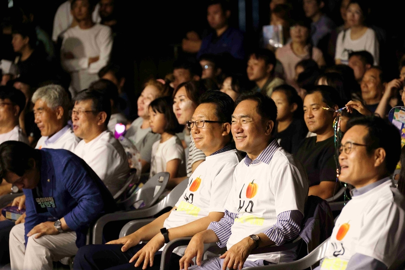 평택시의회 2025 평택호 물빛축제에 참석한 강정구의장과 정장선 시장.