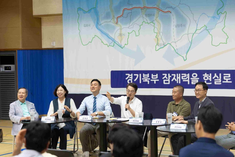 김동연 경기도지사가 의정부시 민락국민체육센터에서 ‘경기북부 중심 고속화도로’ 사업계획을 발표하고 지역 주민들과 소통하고 있다.