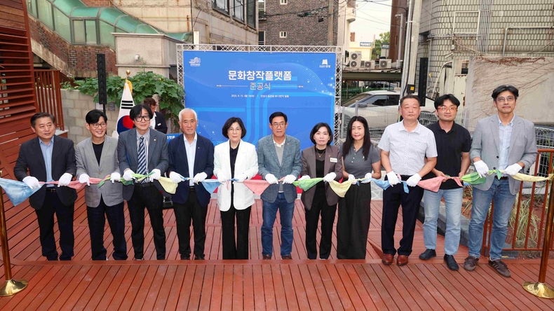 안성시가 동본동 89-2번지 일원 옛 안성군수관사를 리모델링해 지난 15일 준공식과 더불어 시민들에게 개방했다.
