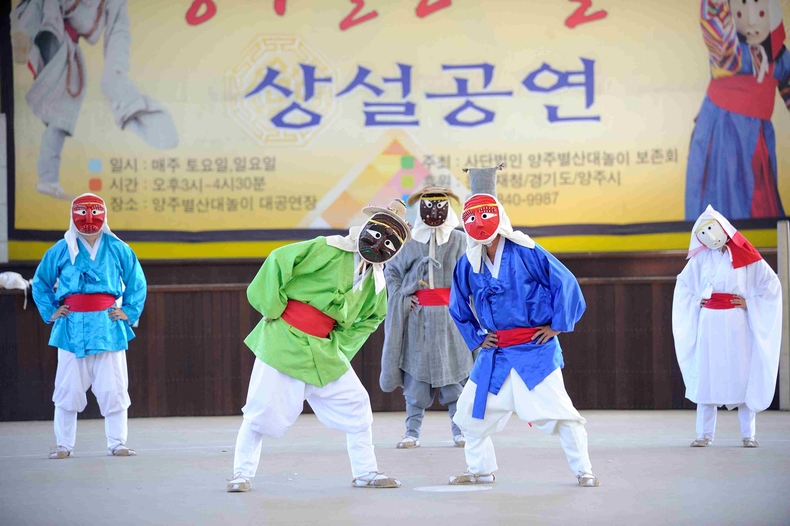 경기도가 유네스코아태무형유산센터(이하 아태센터)와 무형유산의 보호·발전 및 국제 교류 활성화를 위한 업무협약을 서면으로 체결했다.