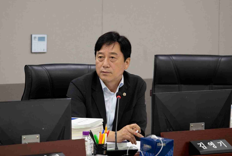 김영기 경기도의회 교육행정위원회 의원이 제386회 임시회 제2차 경기도청 예산결산특별위원회 농수산생명과학국 및 안전관리실 소관 추경심사에서 최근 집중호우 피해 농가에 대한 실질적 지원과 폭염 대책비 확보 노력이 부족하다고 지적하며 개선을 촉구했다.