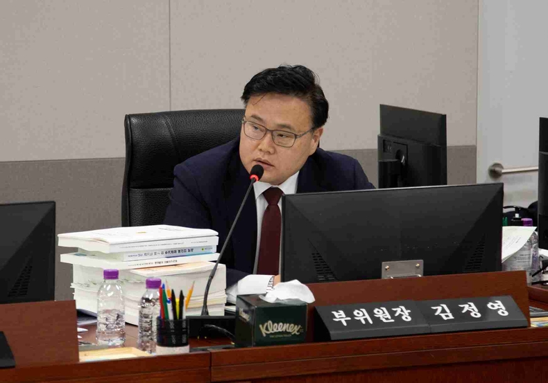김정영 경기도의회 의원이 ‘2025년도 제2회 추가경정 예산안 1차 예산결산특별위원회’에서 경기도의 ‘민생회복 지원금 재원 마련을 위한 민생 예산 삭감 및 세수 추계 부적정’에 대해 비판했다.