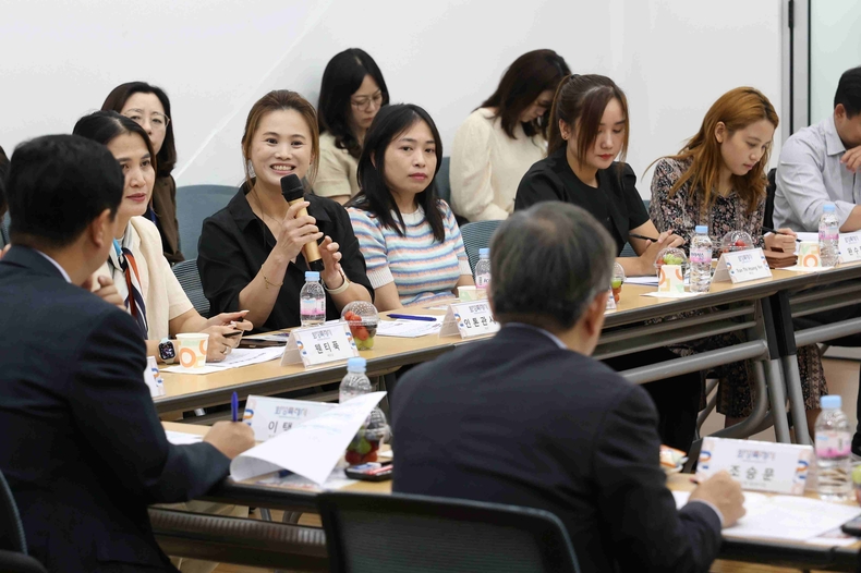 이주노동자 소통 간담회 참석자들이 이주노동자들의 안전한 근무 환경과 권익 향상을 위한 논의를 하고 있다
