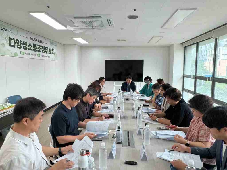 경기도가 은행 계좌가 없어 산재보상금을 받지 못한 이주민도 현금으로 보상금을 받을 수 있도록 고용노동부 산업재해보상보험 제도개선을 이끌어냈다.