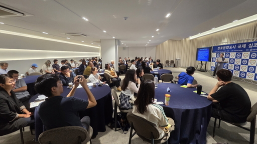 안산시가 대한민국 최초 상호문화도시 지정 5주년을 기념, 세계 각국 도시 대표단과 전문가들이 참여하는‘안산 상호문화도시 국제심포지엄’을 공식 개막했다.