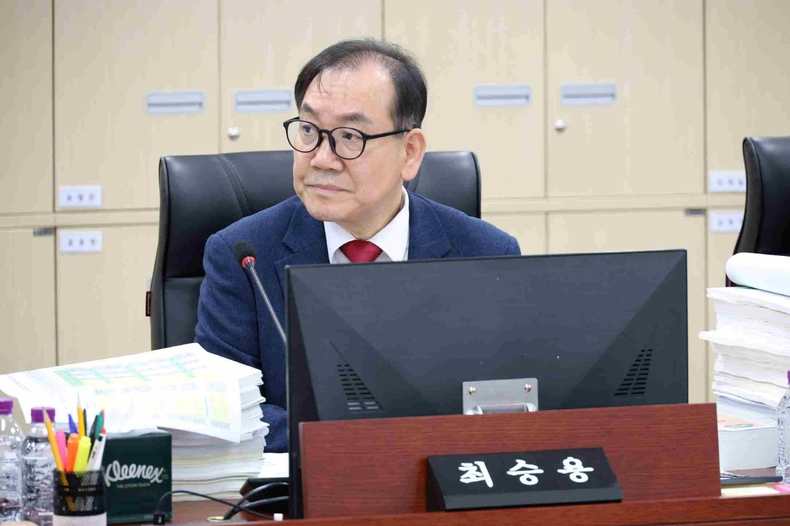 최승용 경기도의회 예산결산특별위원회 위원이 2025년도 제2회 추가경정예산안 심사 과정에서 지역화폐 반납률 발생과 공동주택 노동자 휴게시설 감액으로 인한 휴식권 보장 지연에 대해 우려를 표시했다.
