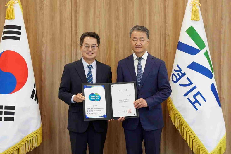 김동연 경기도지사가 정책자문기구인 도정자문위원회 신임 위원장에 박능후 전 보건복지부 장관을 위촉하고 위촉장을 수여했다.