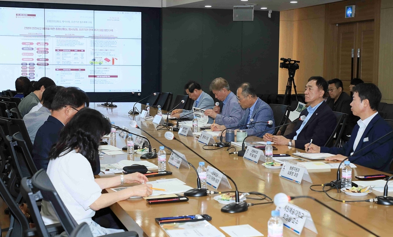 평택시가 시청 종합상황실에서 ‘2025 제13회 경기정원문화박람회’의 성공적 개최를 위한 행사 대행 용역 최종 보고회를 개최했다.