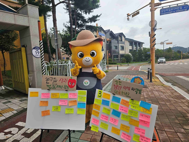 화성특례시가 오는 24일까지 기후위기 시대 저탄소 식생활의 중요성을 알리기 위한 아이들과 학부모가 함께하는 ‘2025년 환경친화적 저탄소 식문화 캠페인’을 추진한다.