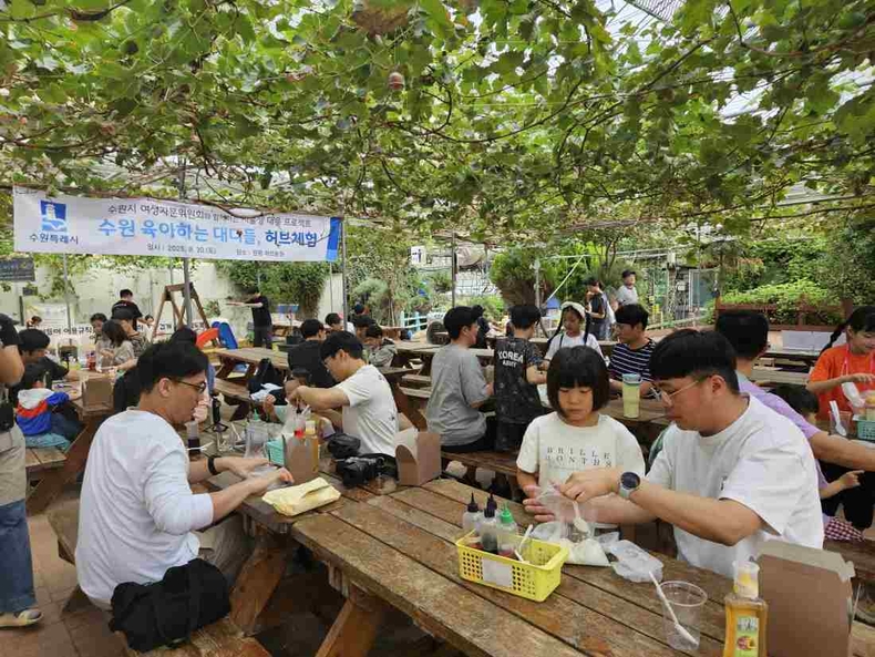 육아하는 대디들에 참여한 가족들이 비누 만들기 체험을 하고 있다.