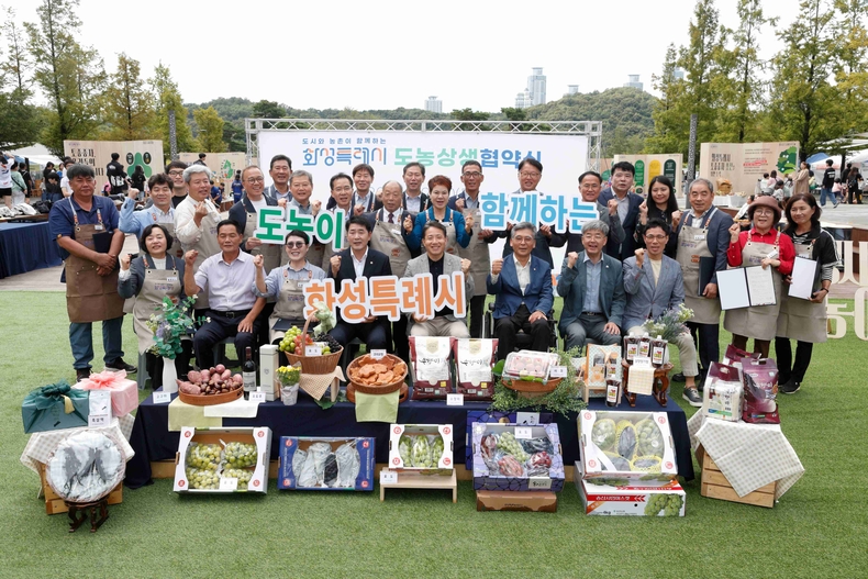 화성특례시의회가 동탄여울공원 음악분수 일원에서 열린 ‘제3회 화성시 도농어울림 축제’에 참석해 시민들과 함께 상생과 나눔의 의미를 나눴다.