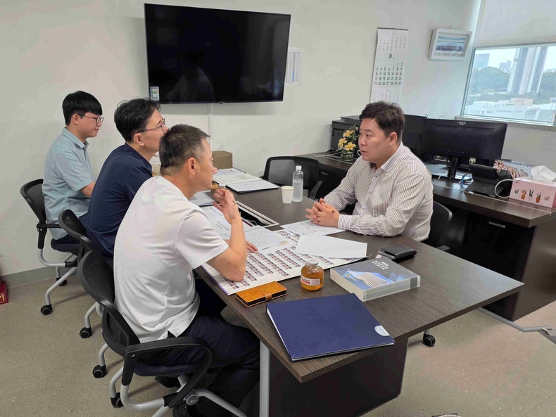 김성수 경기도의회 교육기획위원회 의원이 경기도청 도시주택실 관계자와의 정담회에서 개발제한구역 해제 집단취락 재정비 운영 방안 및 미군반환공여지에 대한 업무보고를 받았다.
