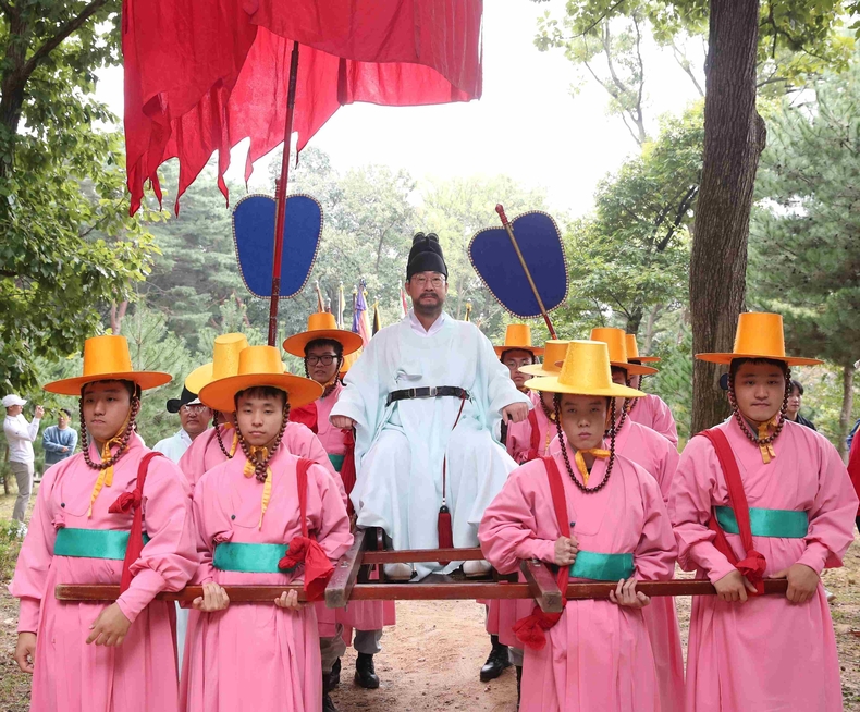 정명근 화성특례시장이 정조대왕 능행차 화성구간을 재현하고 있다. 지난해 행사 모습.