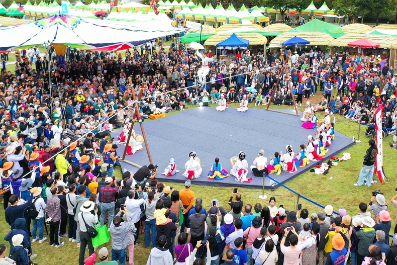 안성의 대표 축제이자 전통과 현대가 어우러진 문화 향연인 2025 안성맞춤 남사당 바우덕이 축제가 오는 10월9일부터 12일까지 안성맞춤랜드와 안성천 일대에서 열린다.