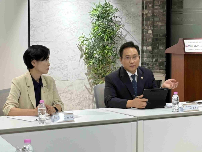 변재석 경기도의회 교육행정위원회 의원이 고양교육지원청 회의실에서 경기도교육청과 고양교육지원청 관계자들과 만나 덕양구 학군 불균형 문제와 원거리 통학 대책을 논의했다.