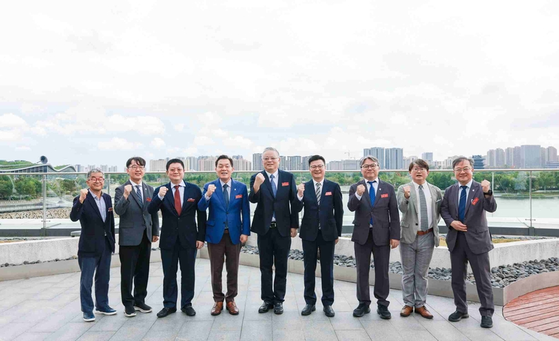 이재준 수원시장이 전략적 업무 협약 체결 후 린펑 동방미곡 총괄사장과 기념촬영을 하고 있다.