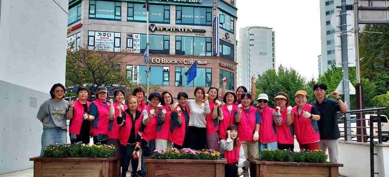화성특례시 동탄3동이 23일 통장단협의회 및 직원 30여 명이 참석한 가운데 관내 거리 청소와 경관 개선을 위한 국화 식재 행사를 실시했다..