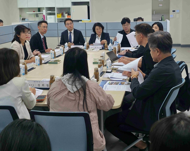 화성특례시의회 의회운영위원장, 도시건설위원회 소속 김영수 의원이 동탄 현민초 옹벽 붕괴 민원관련 간담회를 개최하고 있다.