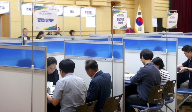 광명시가 시청 대회의실에서 ‘광명시 지역기업 구매상담회’를 열고, 지역기업과 공공기관이 1대 1로 만나는 자리를 마련했다.