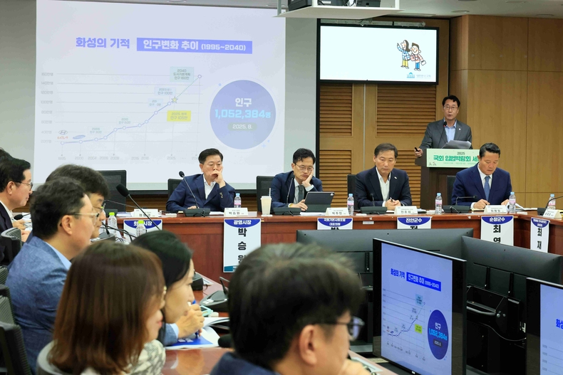 정명근 화성시장이 24일 국회에서 열린 ‘기본사회 실현 지방정부 정책 발표회’에서 ‘화성형 기본돌봄 정책’을 발표하고 있다.