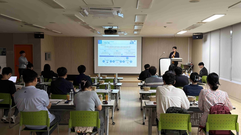 화성특례시가 25일 병점 스마트 리빙랩 시민참여단 발대식에서 리빙랩에 대한 교육을 하고 있다.