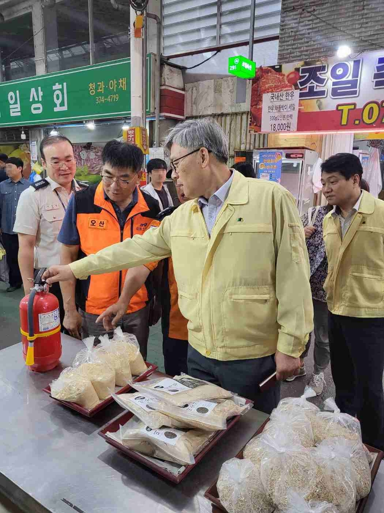 강현도 오산시 부시장이 추석 명절을 앞두고 오산오색시장에서 부시장 주재 전통시장 유관기관 합동 안전점검을 실시했다.