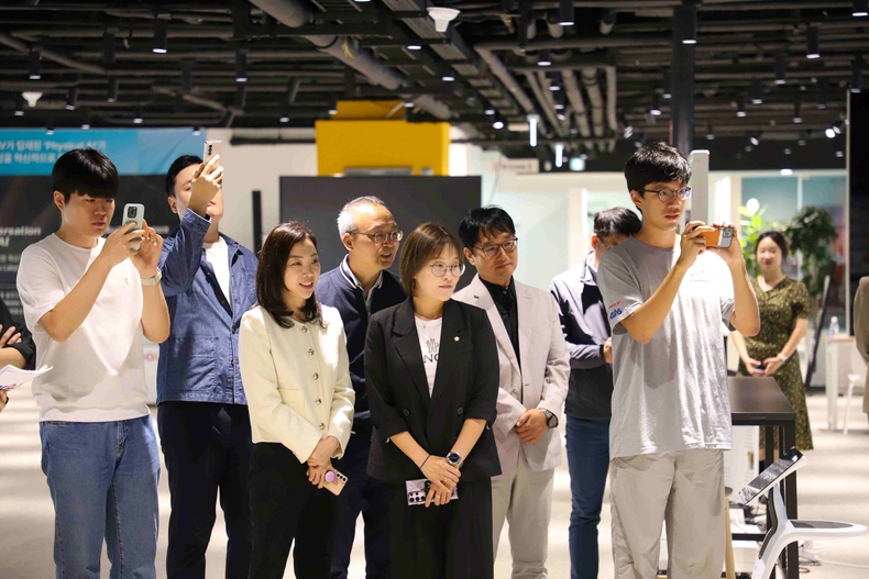 평택시의회‘평택 인공지능(AI) 정책연구회’가 성남시에 위치한 ㈜마음 AI를 방문해 2차 벤치마킹을 실시했다.