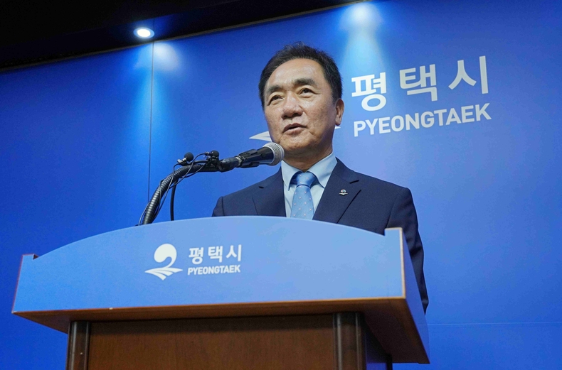 정장선 평택시장이 26일 기자회견을 열고 “이번 임기를 끝으로 모든 공직 선거에 출마하지 않고 30년 정치 인생을 마무리한다”고 밝혔다.