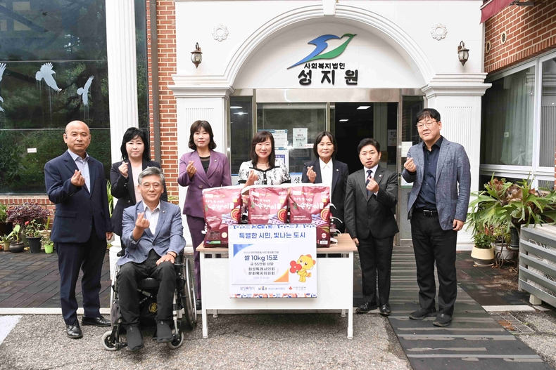 화성특례시의회 문화복지위원회가 추석명절을 앞두고 관내 복지 시설을 방문해 사랑 나눔의 의정활동을 실천했다.