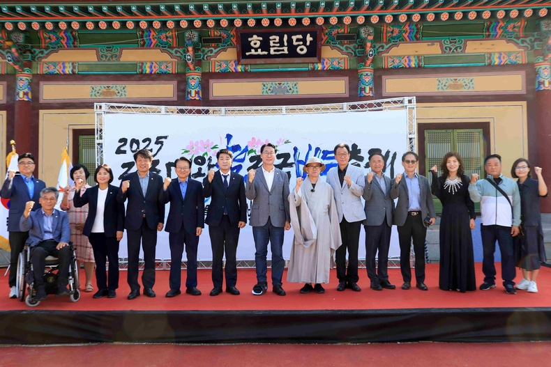 27일 열린 '2025 정조대왕 효 전국 바둑축제'에서 정명근 화성특례시장과 용주사 성효 주지스님 등 주요 내빈이 기념촬영을 하고 있다.
