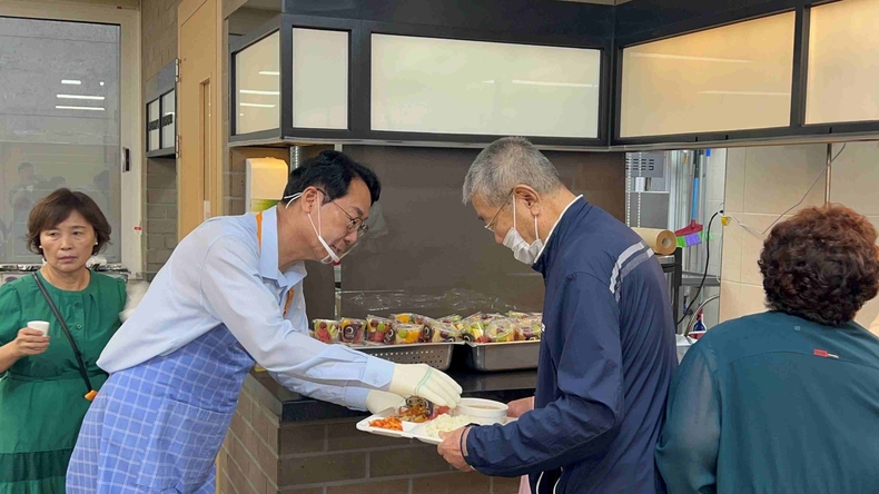 정명근 화성특례시장이 26일 동탄치동천종합사회복지관 어르신들에게 점심식사 배식 봉사를 하고 있다.