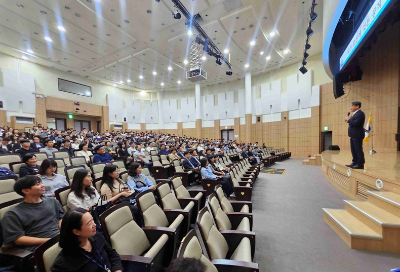 화성특례시가 26일 황원순 국가유산청 기획조정관을 초청해 공직자 대상 특강을 하고 있다.