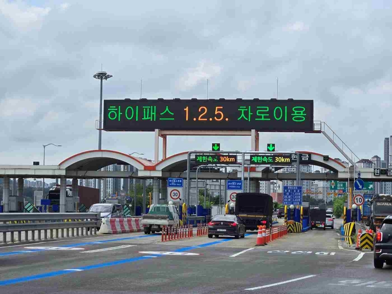 경기도가 추석 연휴 기간 동안 서수원~의왕간 고속화도로, 제3경인 고속화도로, 일산대교 등 도가 관리하는 민자도로 3곳의 통행료를내달 4일 0시부터 7일 자정까지 나흘간(총 96시간) 면제한다.