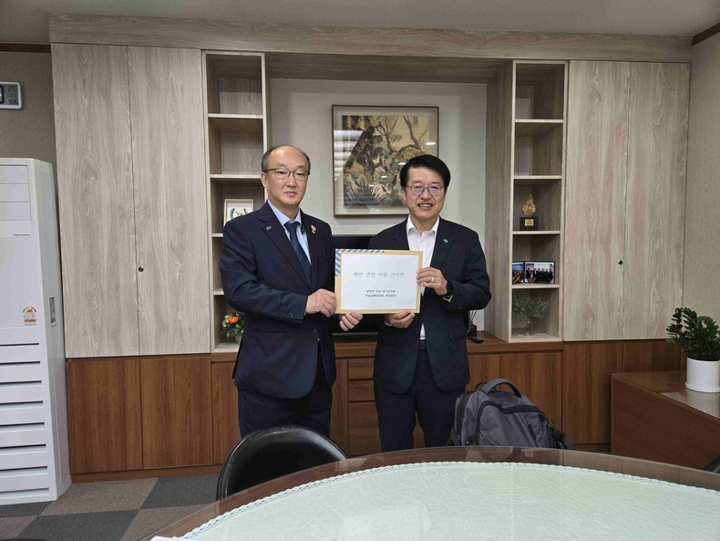 김동영 경기도의회 건설교통위원회 부위원장이 경기도청 북부청사에서 김대순 경기도 행정2부지사를 만나 남양주 오남 지역 현안과 경기도의 건설·교통 분야 등 8대 현안을 제시하고, 이에 대한 경기도의 적극적인 행정 대응을 촉구했다.