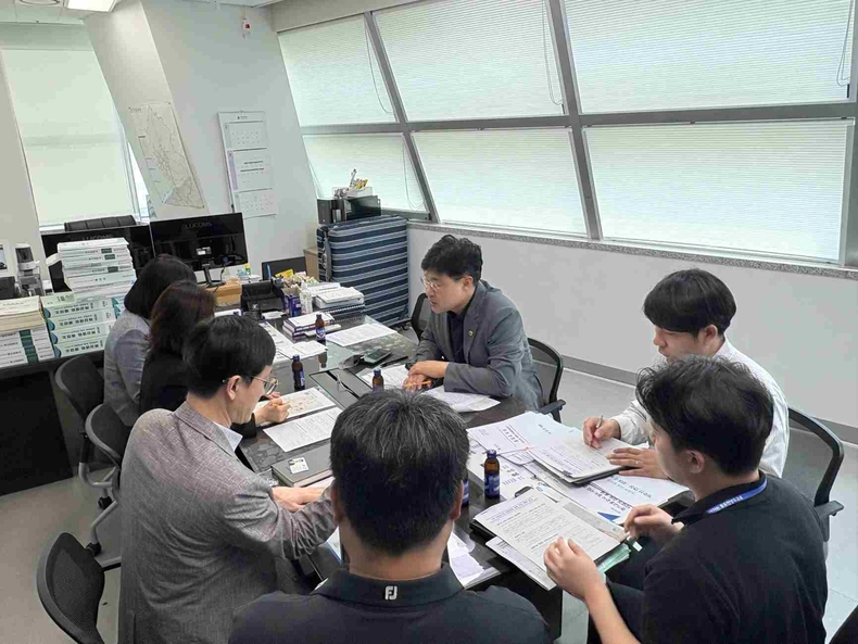 이영주 경기도의회 건설교통위원회 의원이 경기도의회 의원실에서 양주시 관내 고등학교 설립과 학급 정원 조정 문제를 주제로 경기도교육청 관계자와 간담회를 가졌다.