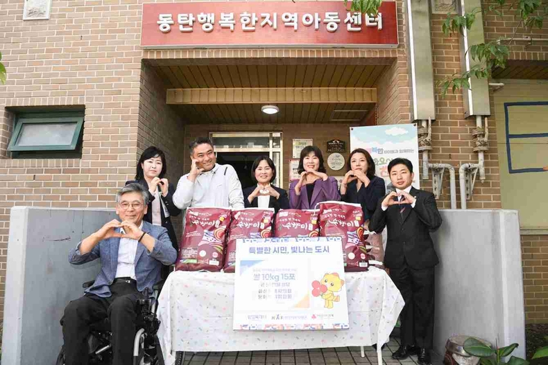 화성특례시의회 문화복지위원회가 한가위 명절을 앞두고 관내 복지시설인 동탄 행복한 지역아동센터를 방문해 시설 종사자들과 간담회를 갖고 나눔의 마음을 전했다.