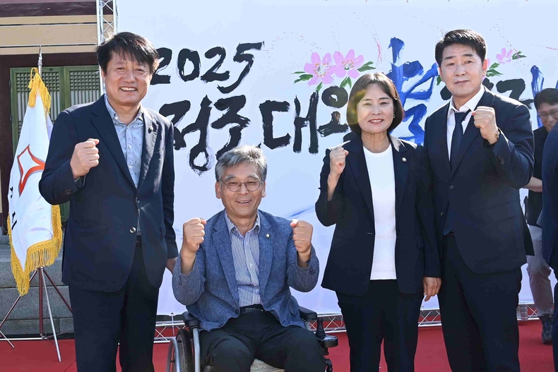 화성특례시의회가 용주사 효림당·안심당에서 열린 ‘2025 정조대왕 효 전국바둑축제’개회식에 참석해 바둑 동호인을 격려했다.