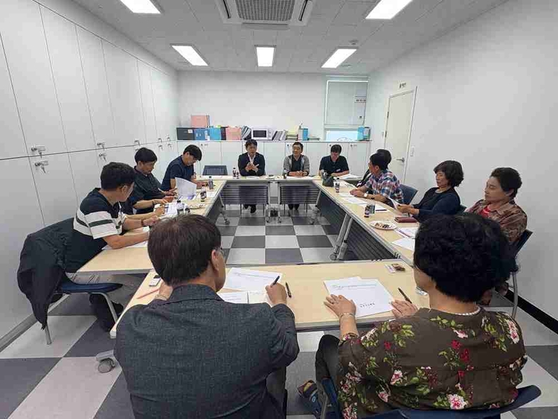안성시가 농업기술센터에서 행정기관, 관내 농협, RPC, 농업인단체, 안성시이통장협의회 등 13명이 참여한 가운데 2026년 공공비축미곡 매입품종 선정 심의회를 개최했다.