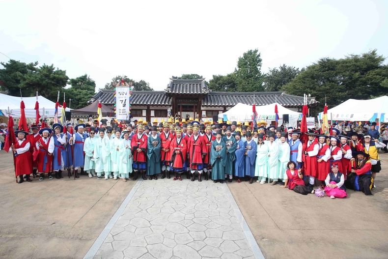 평택시가 팽성읍 객사 일원에서 개최한 전통문화 축제 ‘임금님 만나러 가는 길’을 시민과 외국인 등 1000여 명의 참여 속에 성황리에 마무리했다.